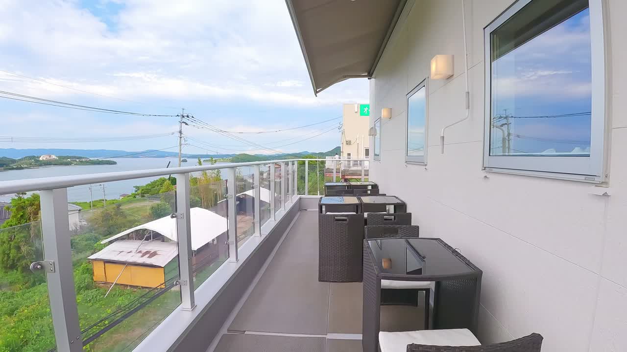 アッコリエンテカフェの店内から続く、海を望むテラス